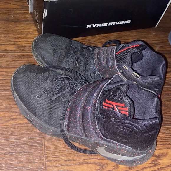 Nike Sz 10 Kyrie Irving 2 basketball shoes. Black/metallic silver. great shape! - Picture 2 of 8